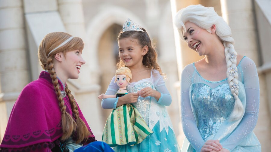 Anna und Elsa reden mit einem jungen Mädchen
