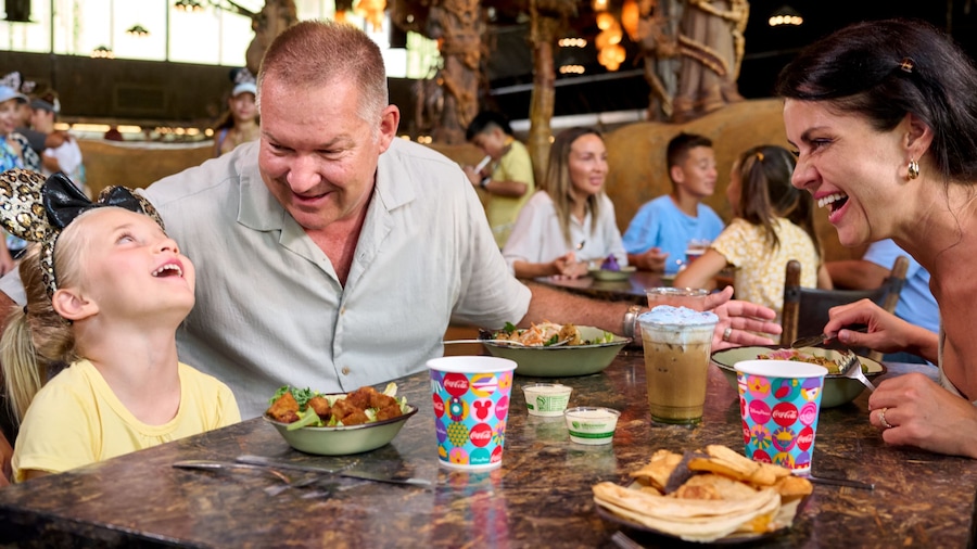 Familie beim Mittagessen in der Satu'li Canteen