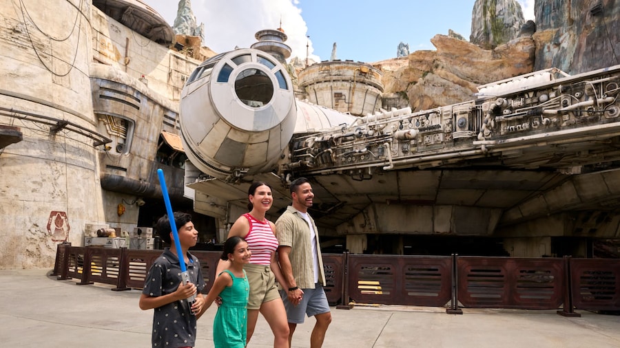 Familien erkunden Star Wars: Galaxy's Edge