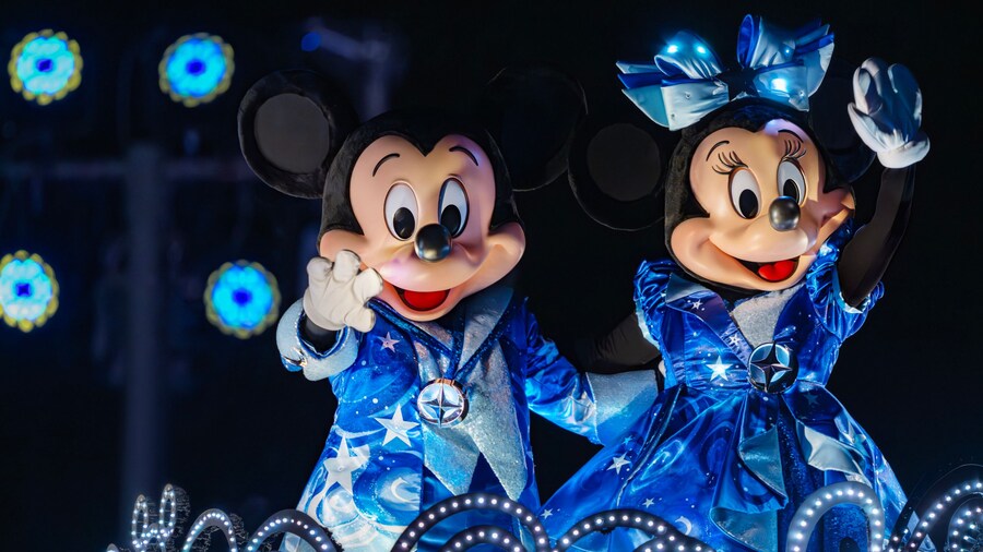 mickey-and-minnie-at-magic-kingdom-park-disney-starlight-parade