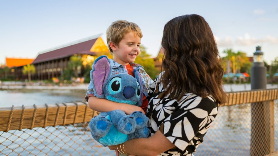 young-guest-with-stitch-plush-disneys-polynesian-villa-bungalows