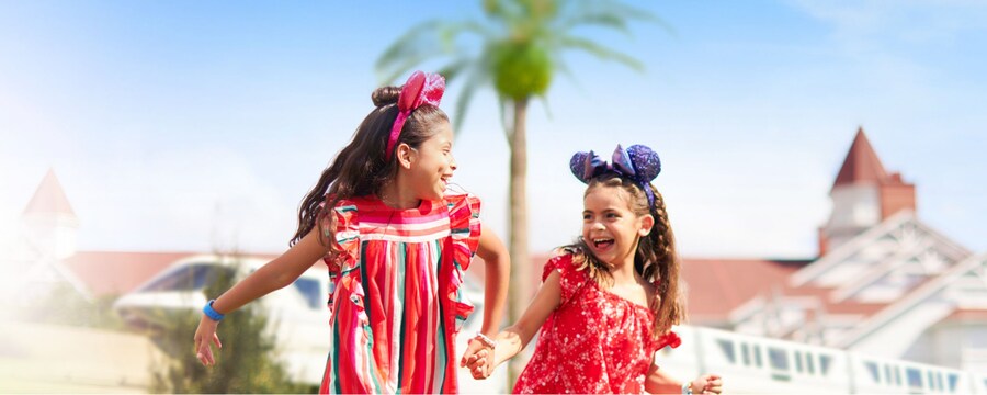 Junge Gäste genießen den Sonnenschein im Disney’s Grand Floridian Resort & Spa