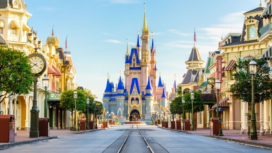 magical-extras-cinderellas-castle-magic-kingdom-park