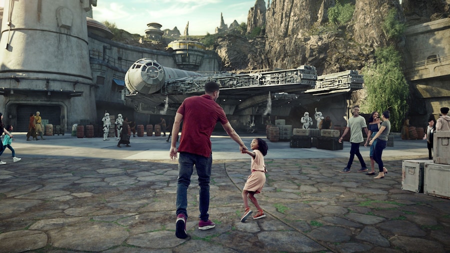 Vater und Tochter in Star Wars: Galaxy's Edge