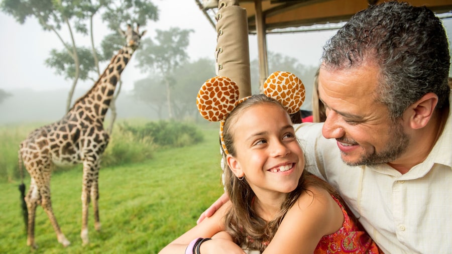 Vater und Tochter auf einer Safari