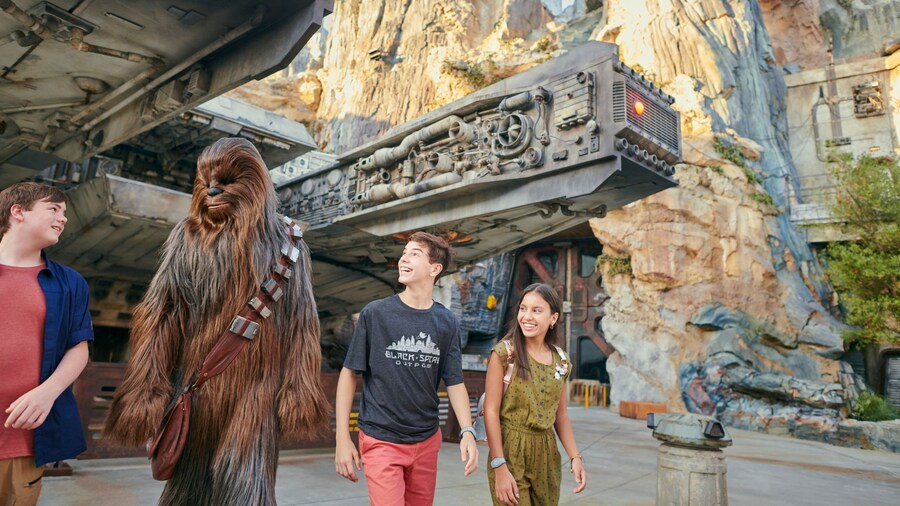 Visitantes con Chewbacca en Star Wars Galaxy's Edge