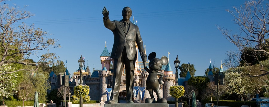 Walt Disney와 미키 마우스의 동상
