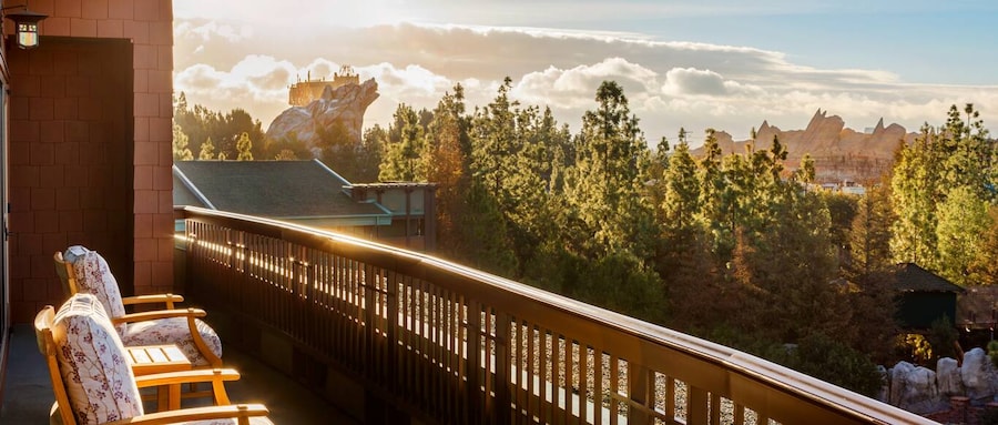 从迪士尼加州大酒店（Grand Californian Hotel and Spa）的阳台上可以俯瞰迪士尼加州冒险乐园的景色。 