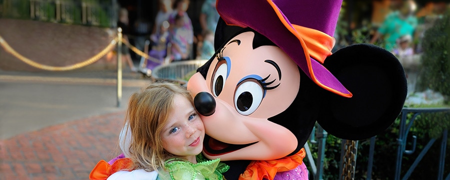 一个小女孩获得了米妮老鼠（Minnie Mouse）的亲吻