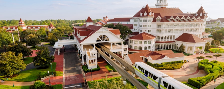 ディズニー・グランド・フロリディアン・リゾート＆スパの駅に到着するモノレール