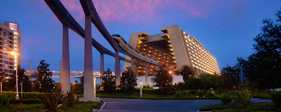 夕日を背景にディズニー・コンテンポラリー・リゾートのメイン・コンコースに到着するモノレール