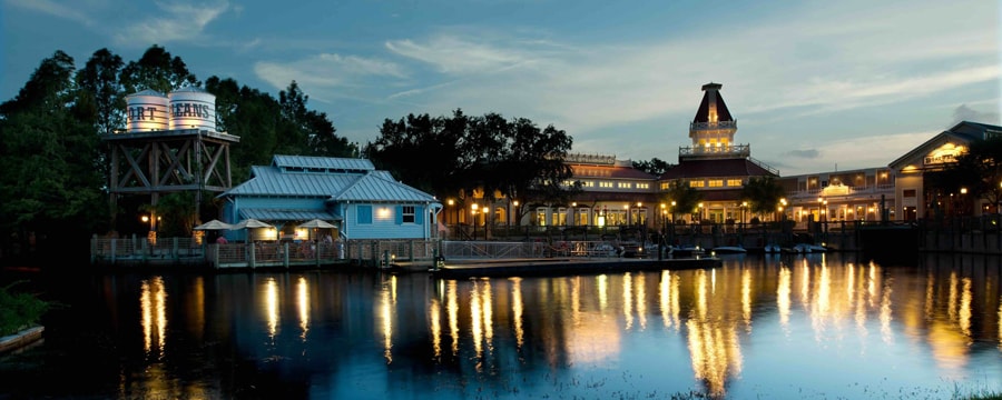 Sassagoula River of Disney's Port Orleans Resort – Riverside에서 본 야경