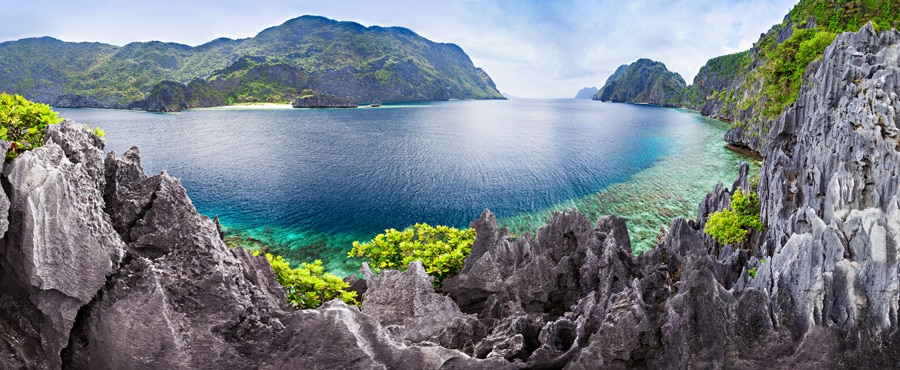 ギザギザとした岩の印象的な風景と色鮮やかな植物に囲まれた南国フィリピンのラグーン