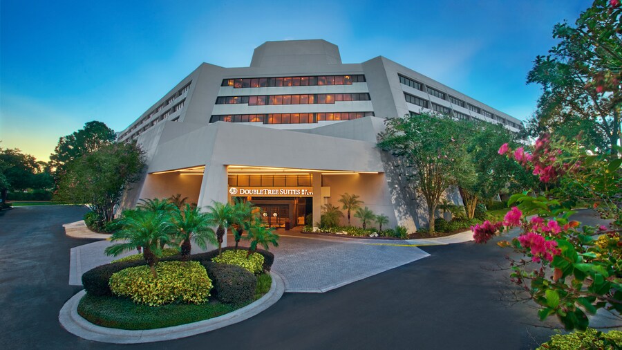 L’entrée du bâtiment d’un hôtel avec un panneau indiquant « Double Tree Suites »