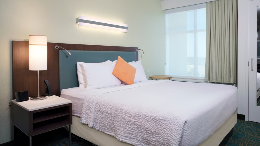 Una cama King Size junto a una ventana en una habitación de hotel.