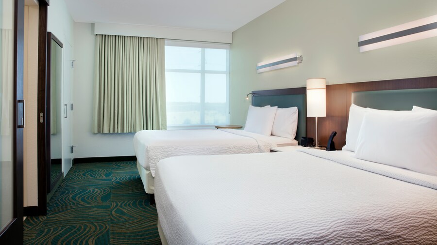 Un dormitorio en suite del hotel con 2 camas queen size.