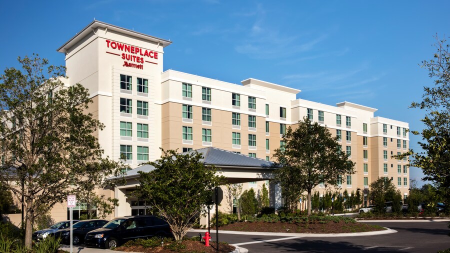 Une entrée mène à un petit hôtel avec une enseigne indiquant TownePlace Suites Marriott