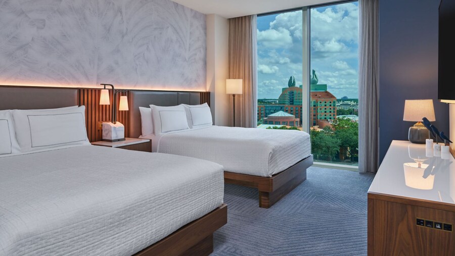 Une suite à l’hôtel Walt Disney World Swan avec 2 grands lits et une commode