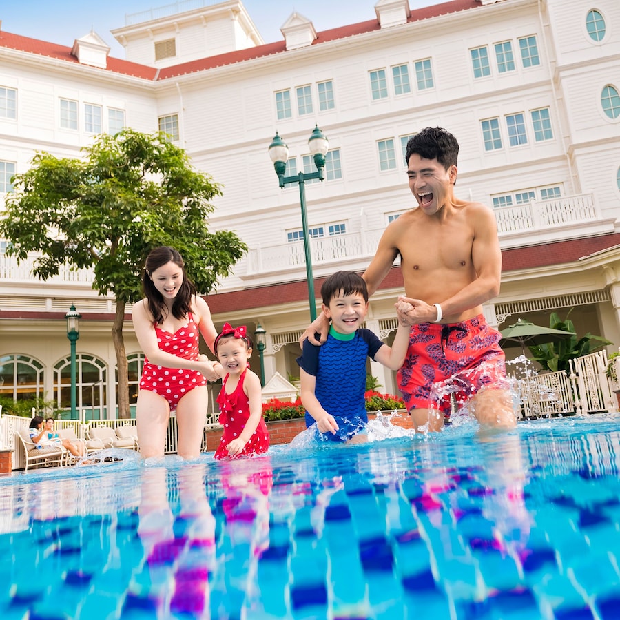 Hong Kong Disneyland Hotel · Piscina · fotografía anterior a la renovación