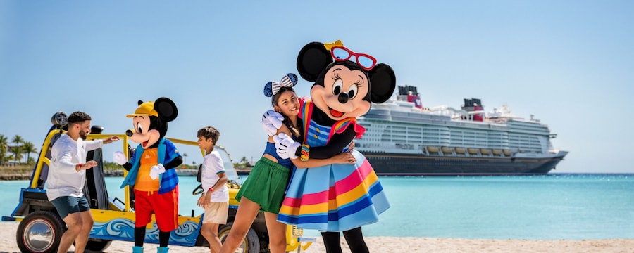 Mickey Mouse e Minnie Mouse cumprimentando os hóspedes em uma praia com um navio da Disney Cruise Line atracado