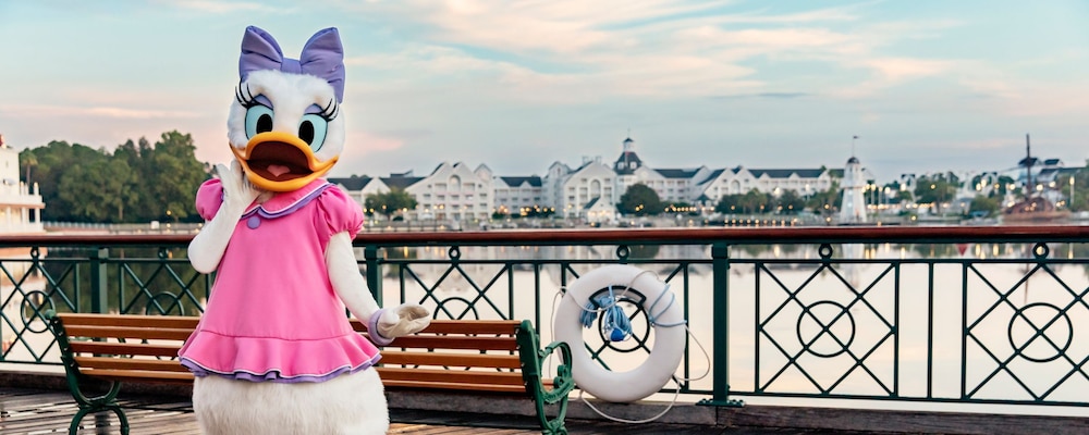 Daisy Duck sur la promenade près des hôtels Disney’s Yacht Club Resort et Disney’s Beach Club Resort