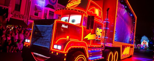 ペイント・ザ・ナイト・パレードでは、メインストリートUSAの近くでMackが点灯