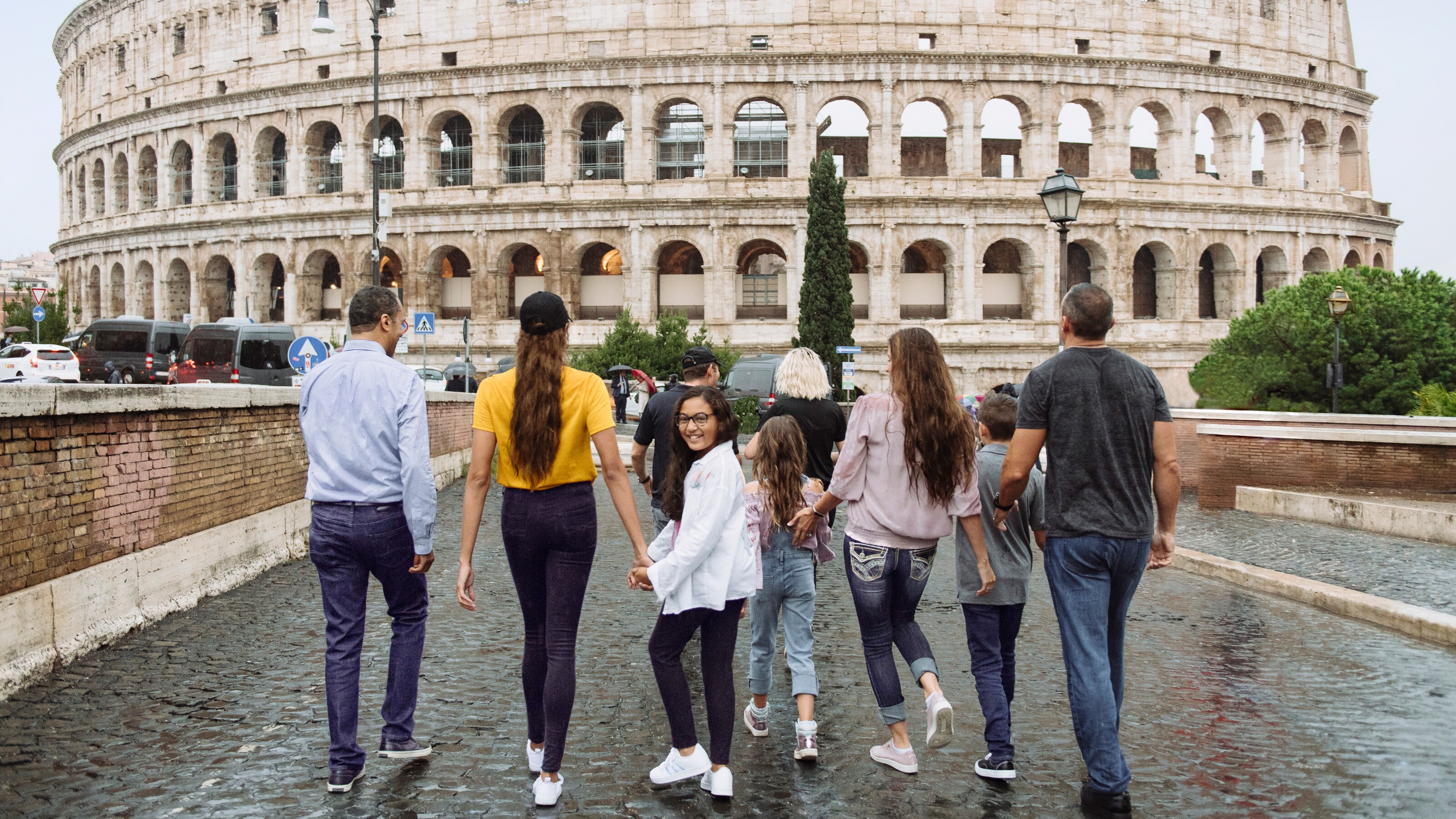 Um grupo de 10 pessoas caminha em direção ao Coliseu em Roma, Itália