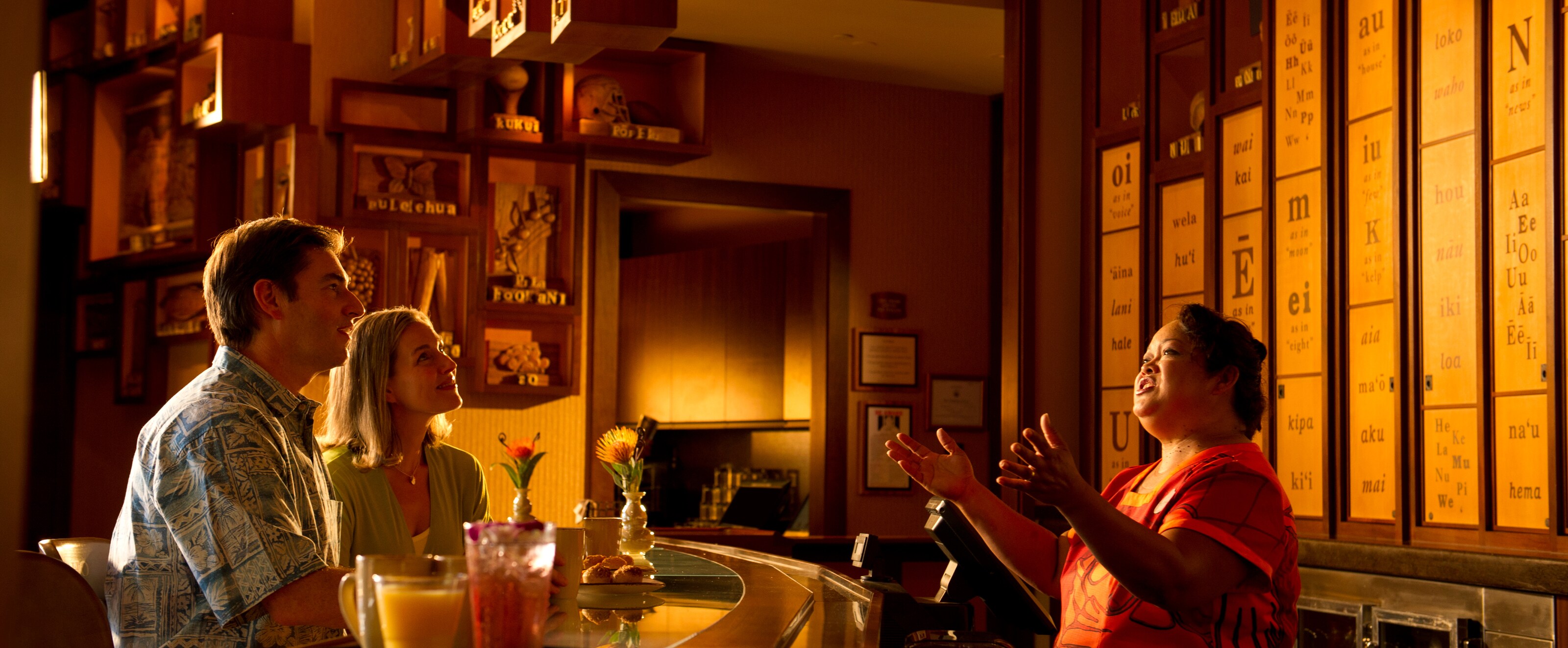 「'Ōlelo（オレロ）」は、ハワイ語で「言葉」または「会話する」という意味。この名前は、ハワイの島々に強く伝わる口承伝統に敬意を表したものです。