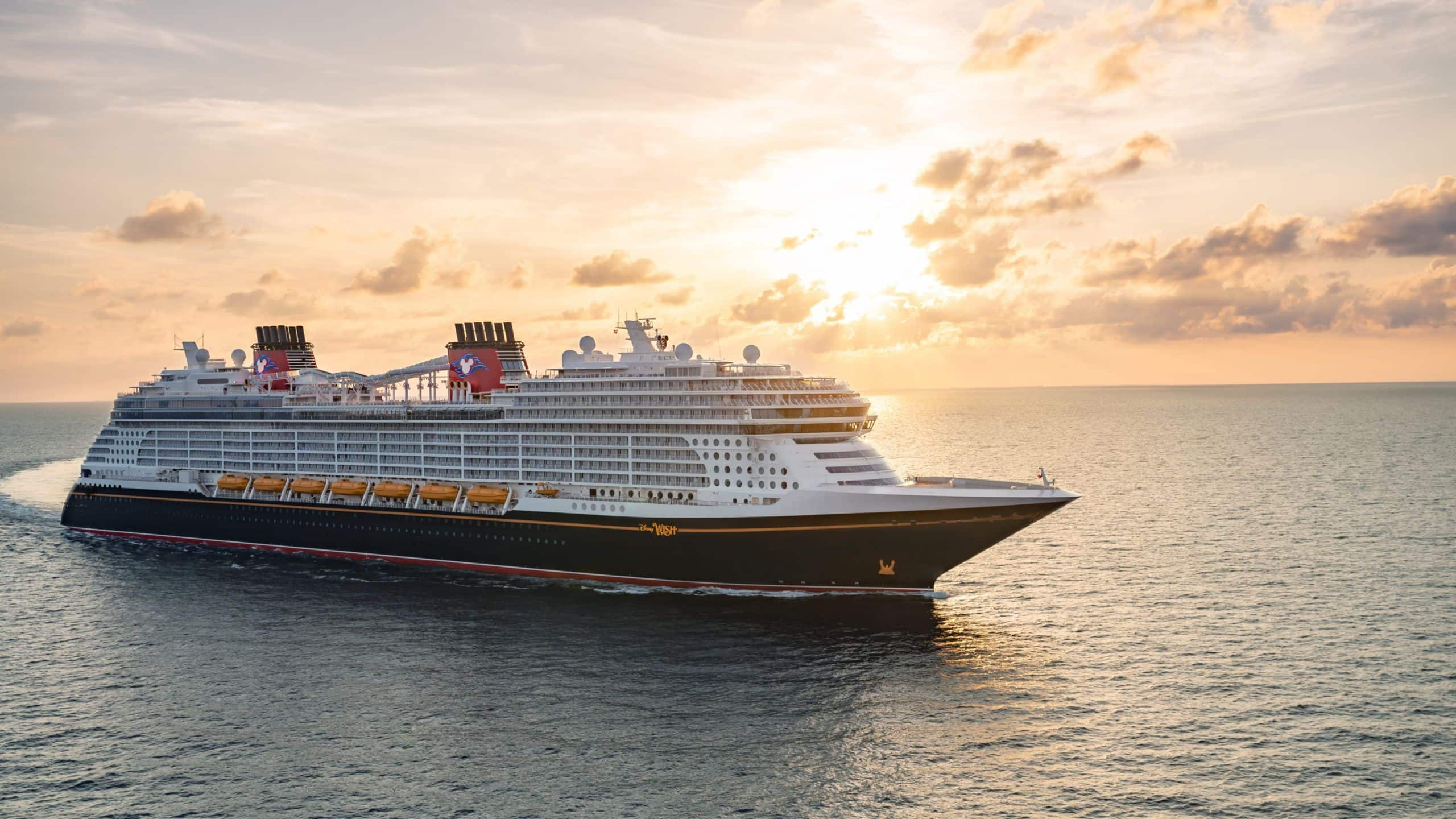 Le bateau de croisire Disney Wish naviguant dans l'eau