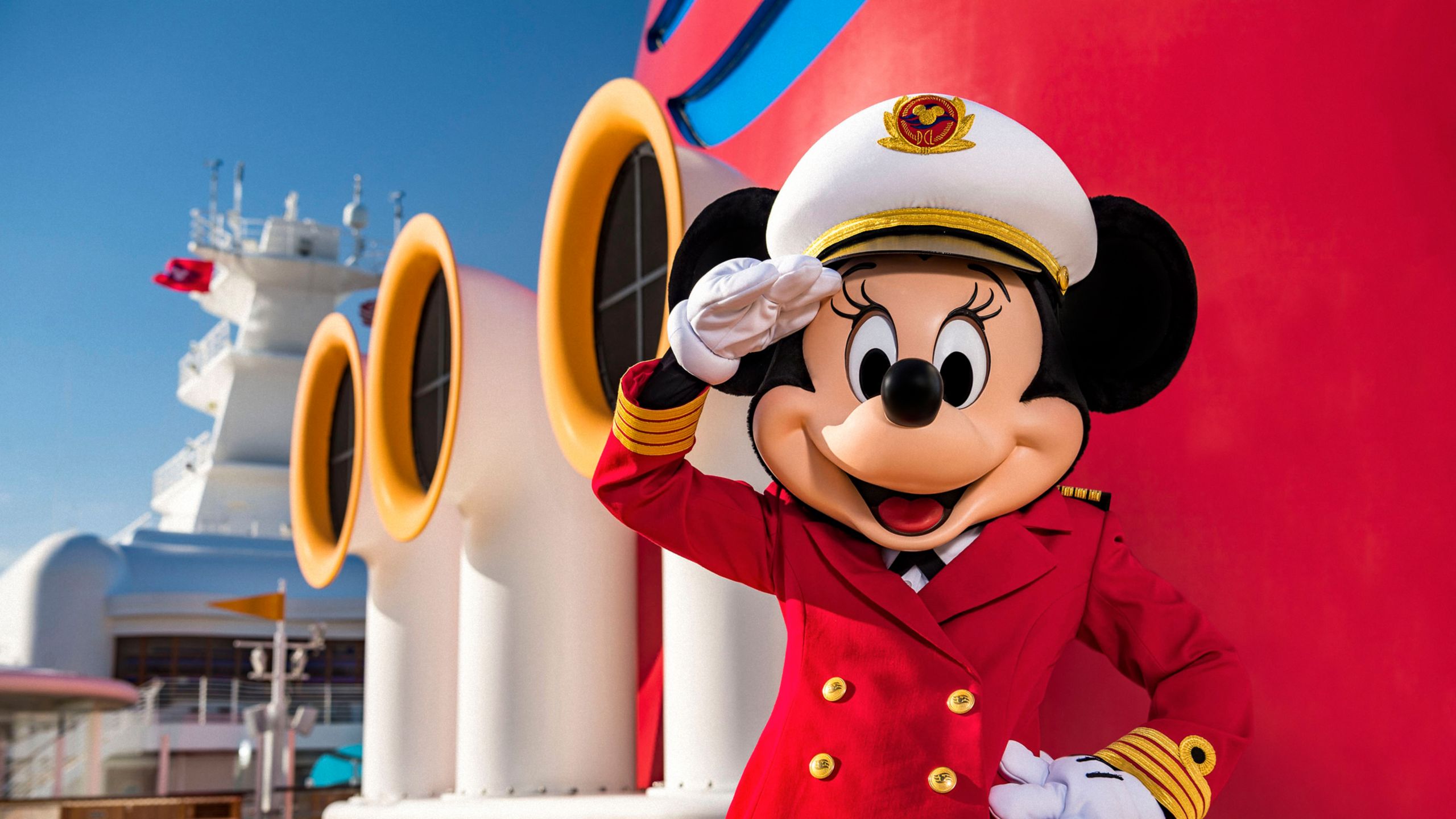 La Capitana Minnie saludando en la cubierta de un barco de Disney Cruise Line