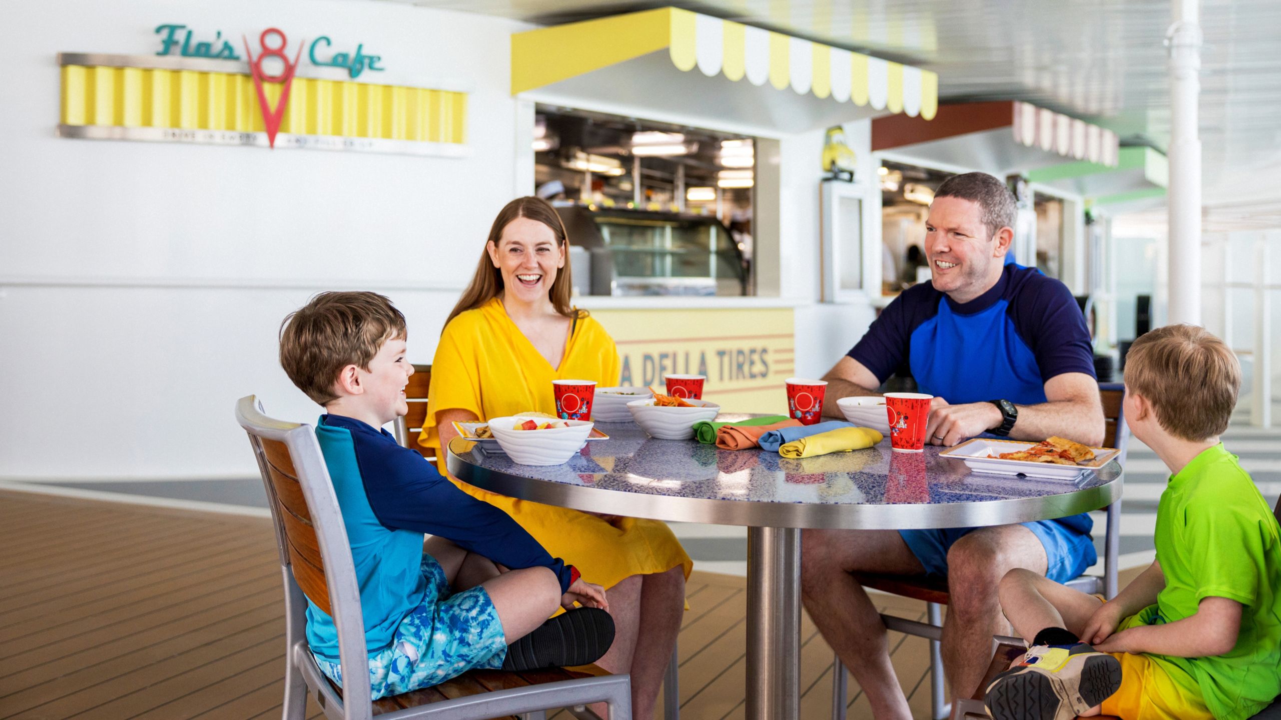 Una familia de cuatro miembros disfrutando de una comida en Flo’s Cafe