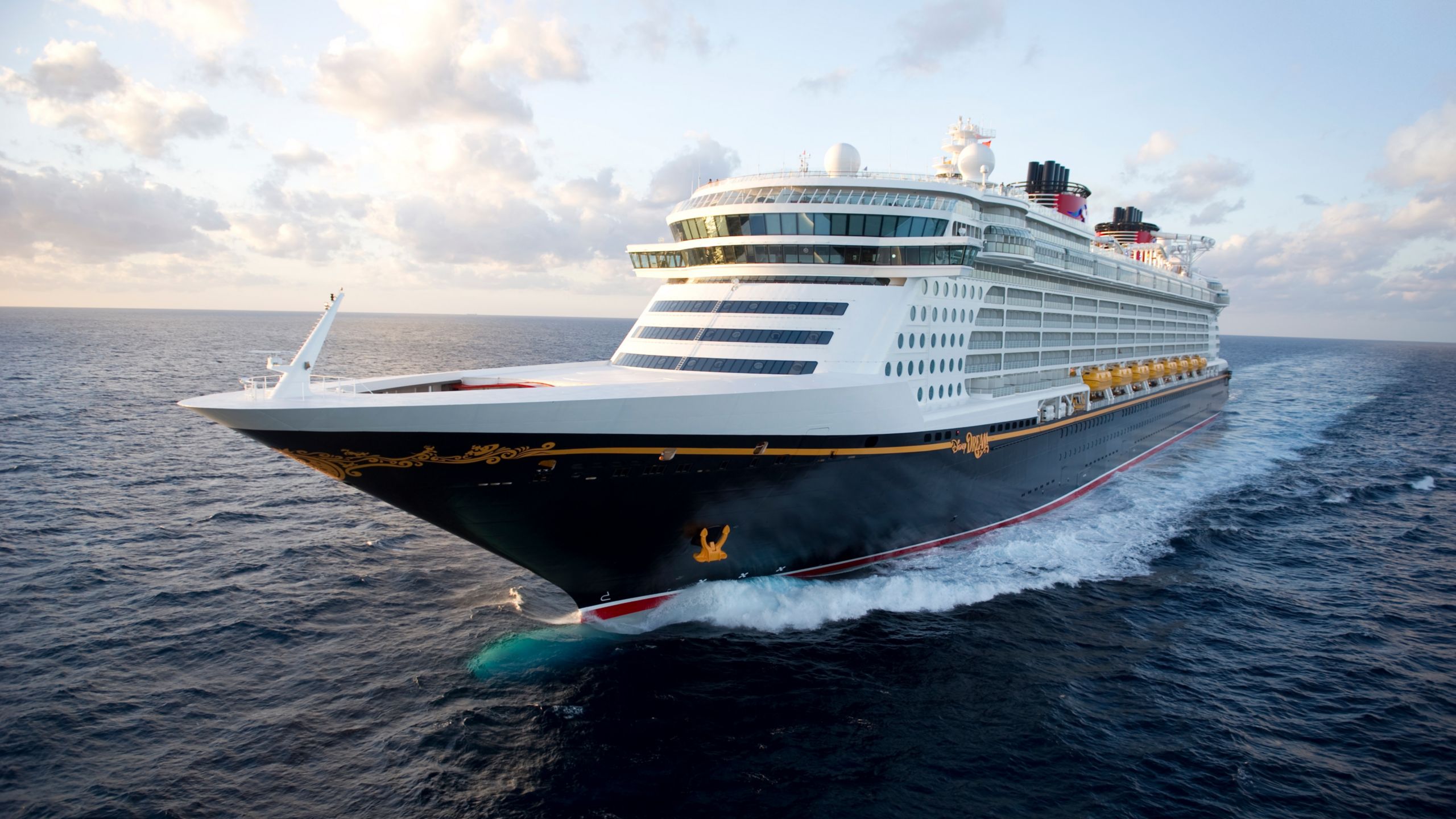 El Disney Dream con su prominente proa contra una costa distante