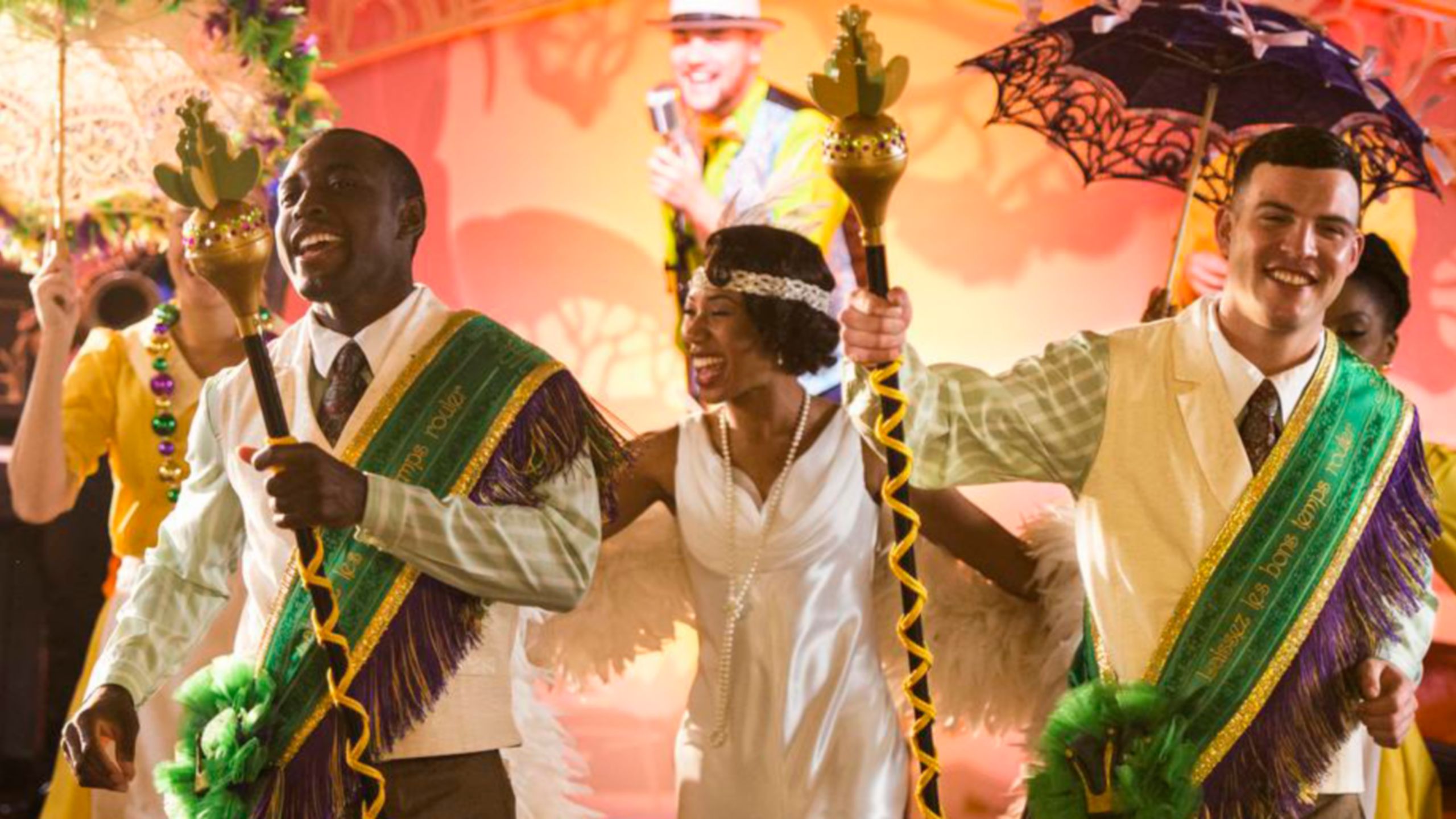 Princesa Tiana e outros artistas fantasiados com adereços fazem uma celebração ao estilo de Nova Orleans 