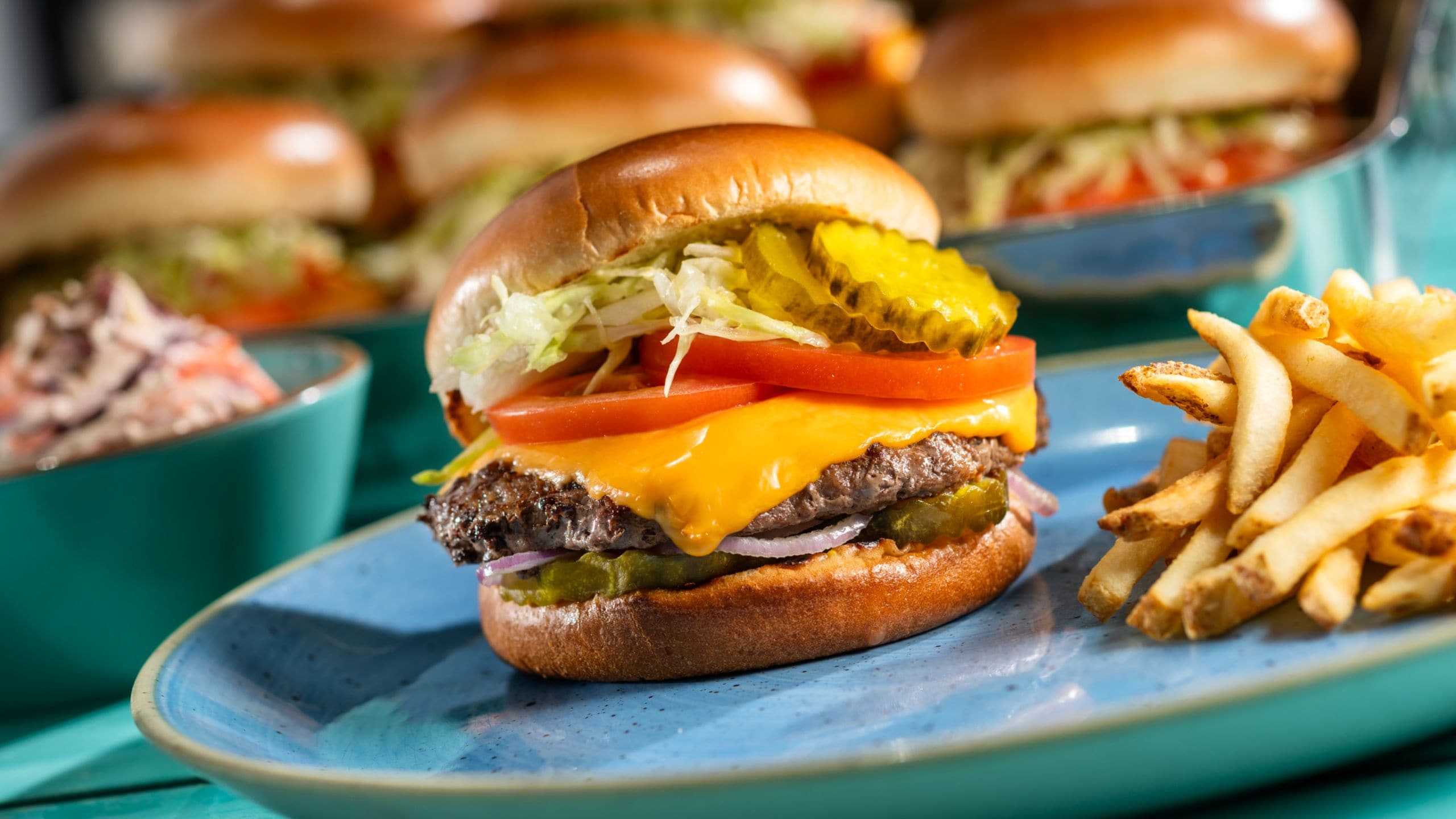 Una hamburguesa con queso y papas fritas en un plato 