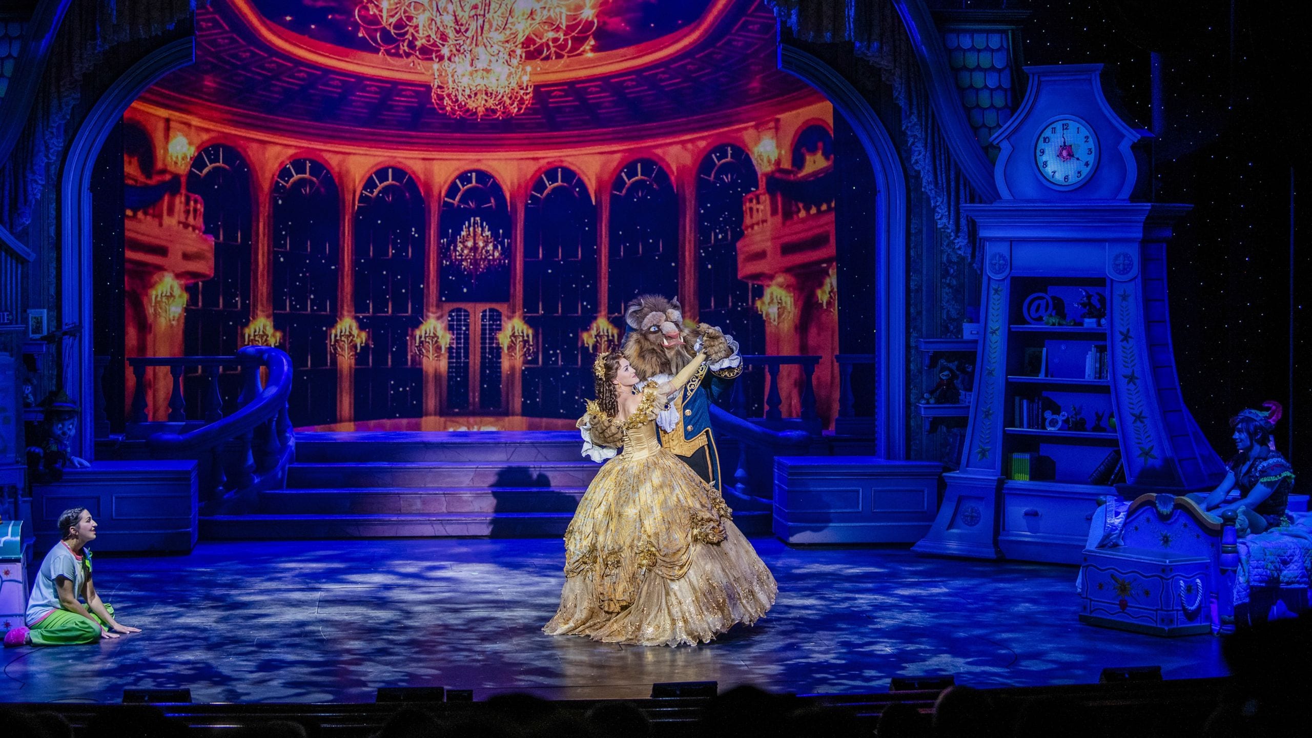 A Bela e a Fera dançando no palco 