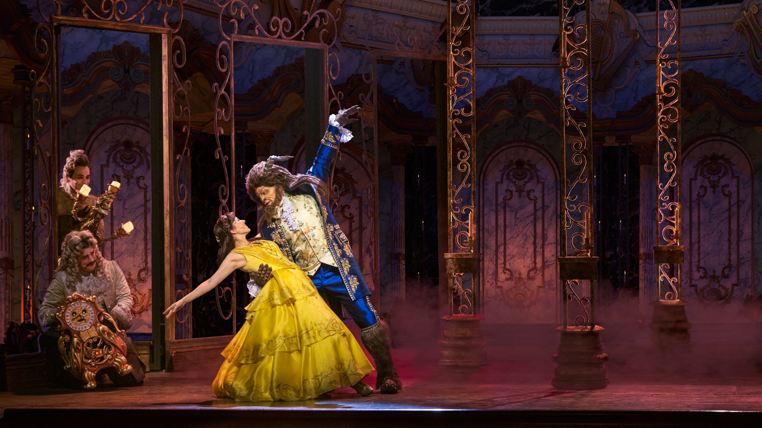 Princesa Bela e a Fera dançam no palco durante o espetáculo ao vivo Beauty and the Beast