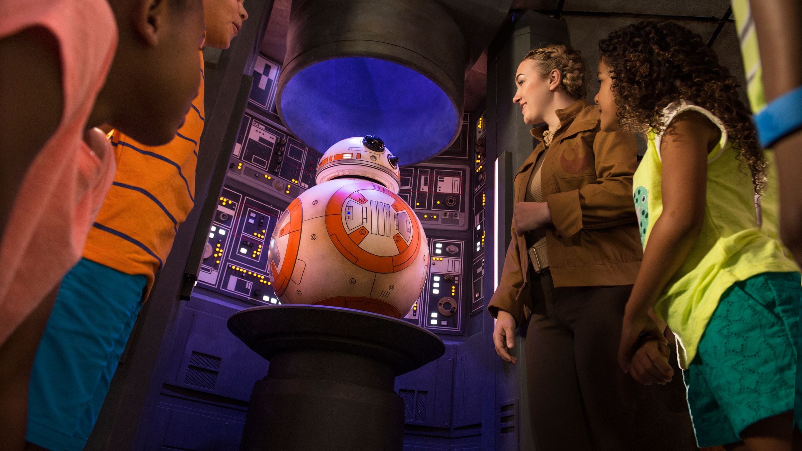 Um grupo de crianças olhando para o BB 8 a bordo do navio de cruzeiro Disney Fantasy