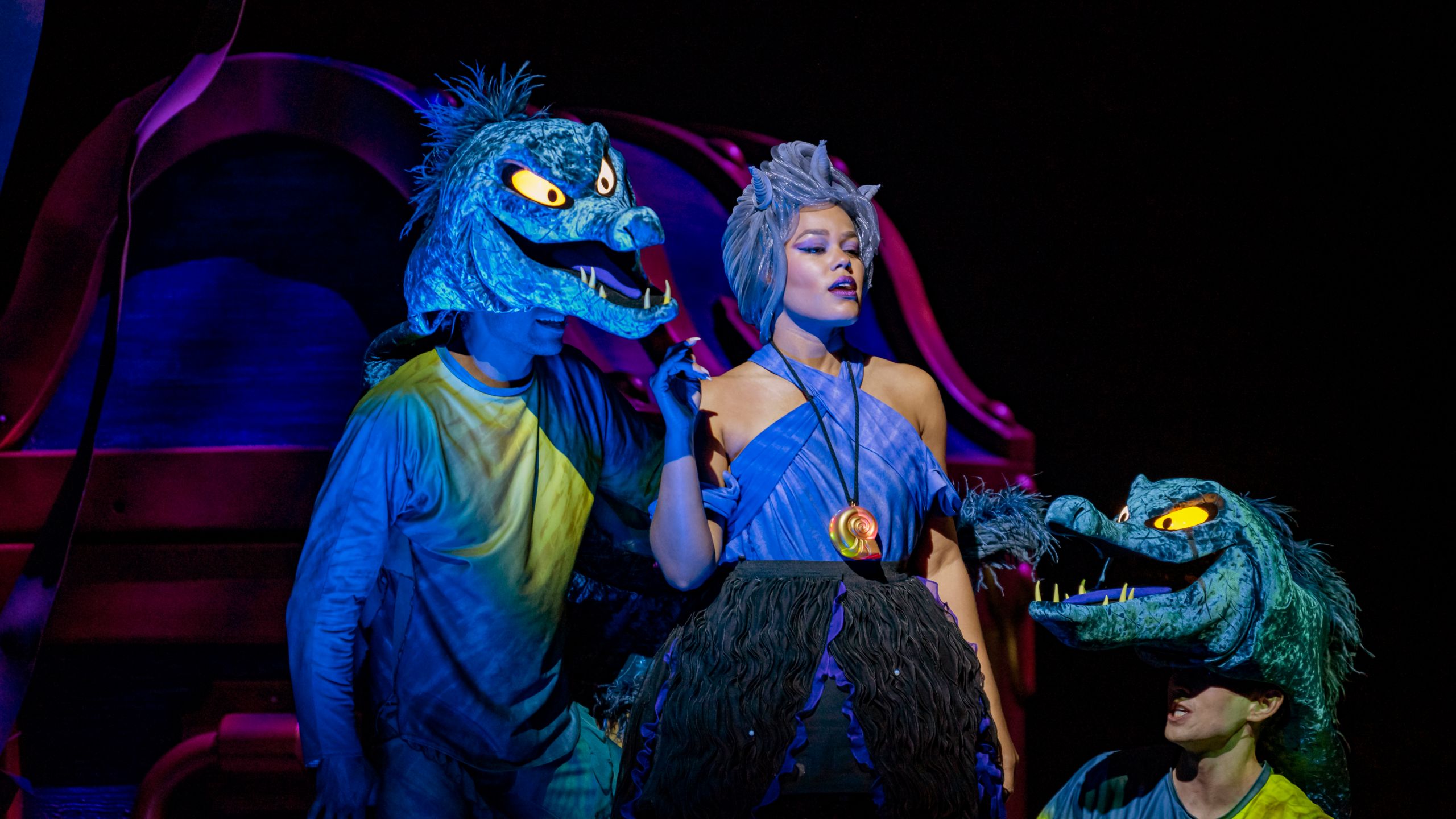 Úrsula, Flotsam e Jetsam sobem no palco no show ao estilo da Broadway "A Pequena Sereia" 