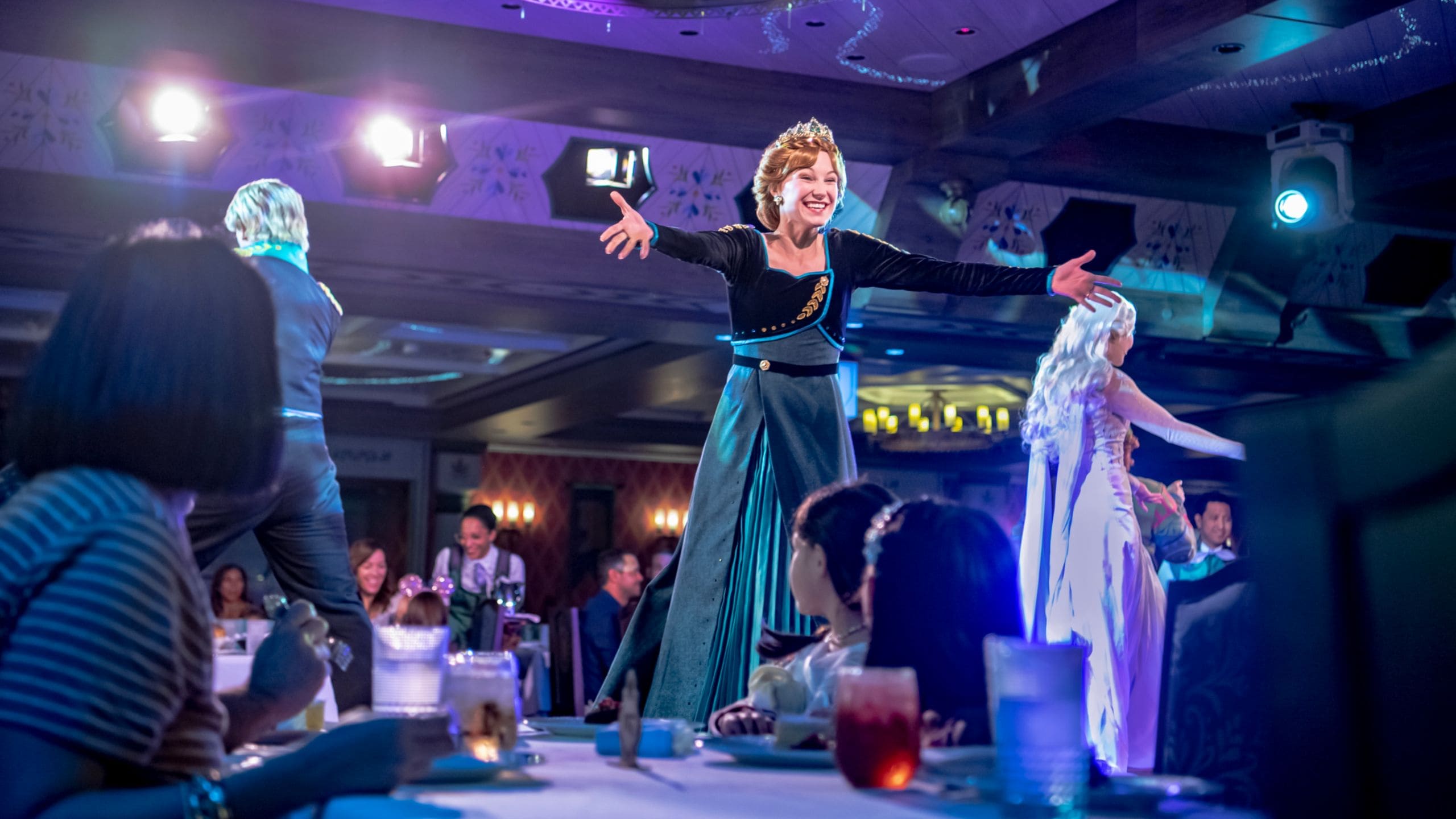 Princesa Anna cantando com os braços estendidos no Arendelle, A Frozen Dining Adventure