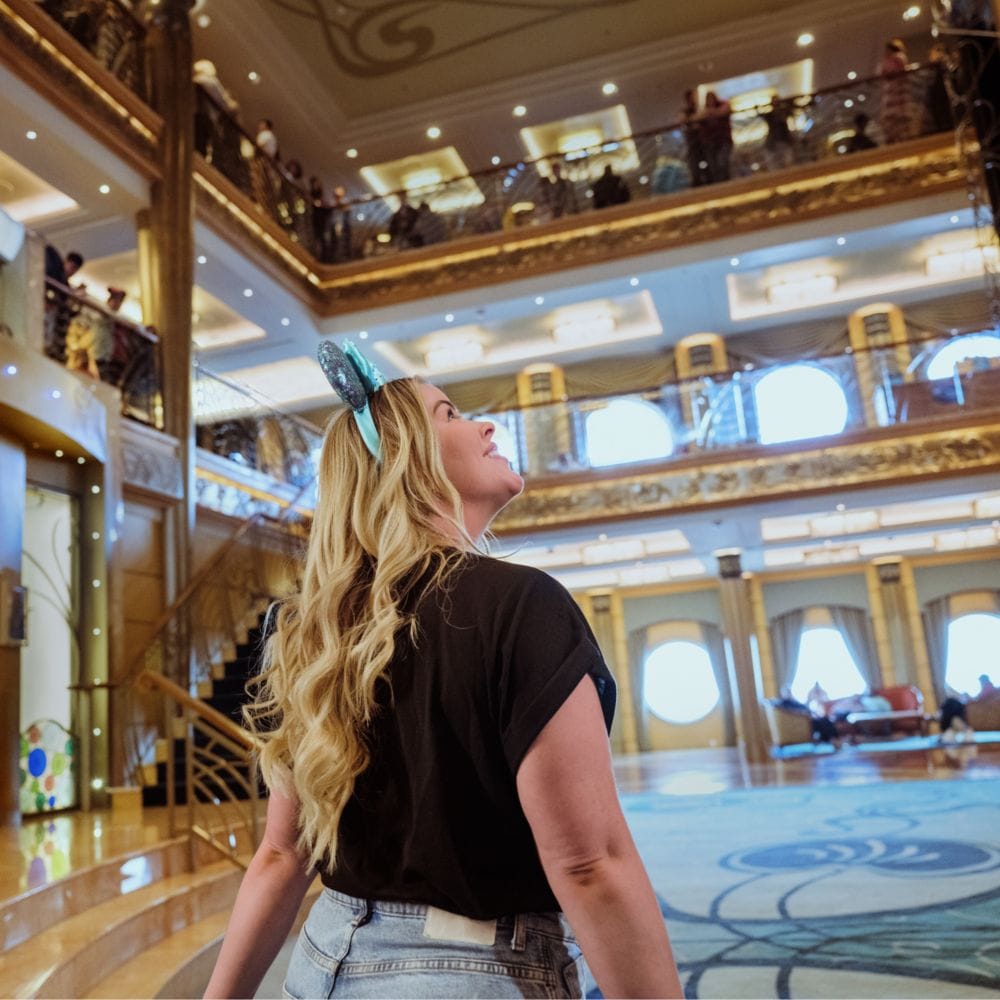 Uma garota olha para o interior do navio de cruzeiro Disney Wonder