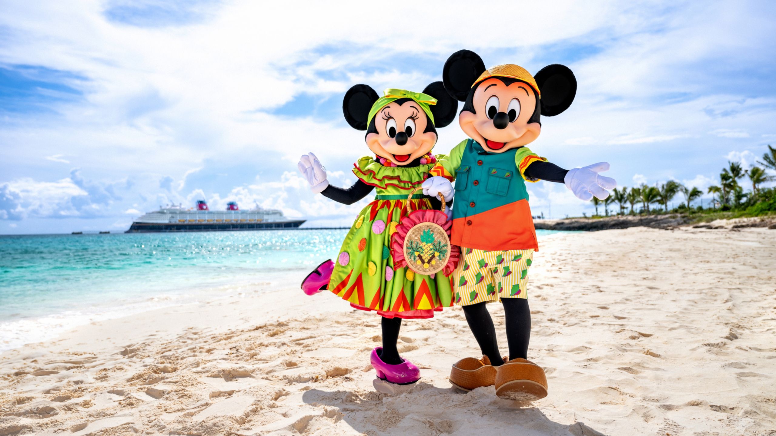 Minnie Mouse y Mickey Mouse con ropa de playa en una playa de la Isla Privada Disney Castaway Cay