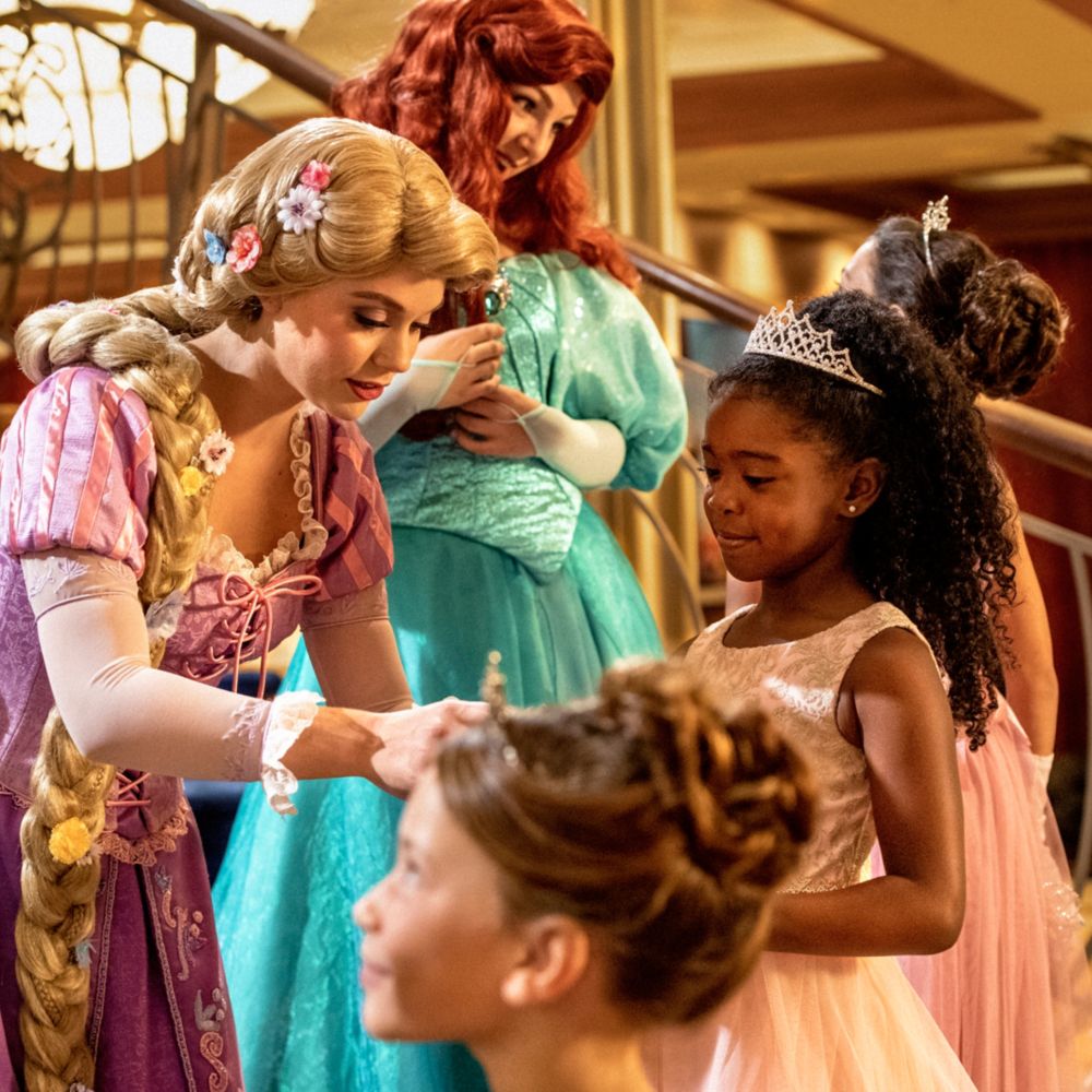 Meisjes ontmoeten Assepoester, Rapunzel en Ariel na een prinsessen-makeover in Bibbidi Bobbidi Boutique.