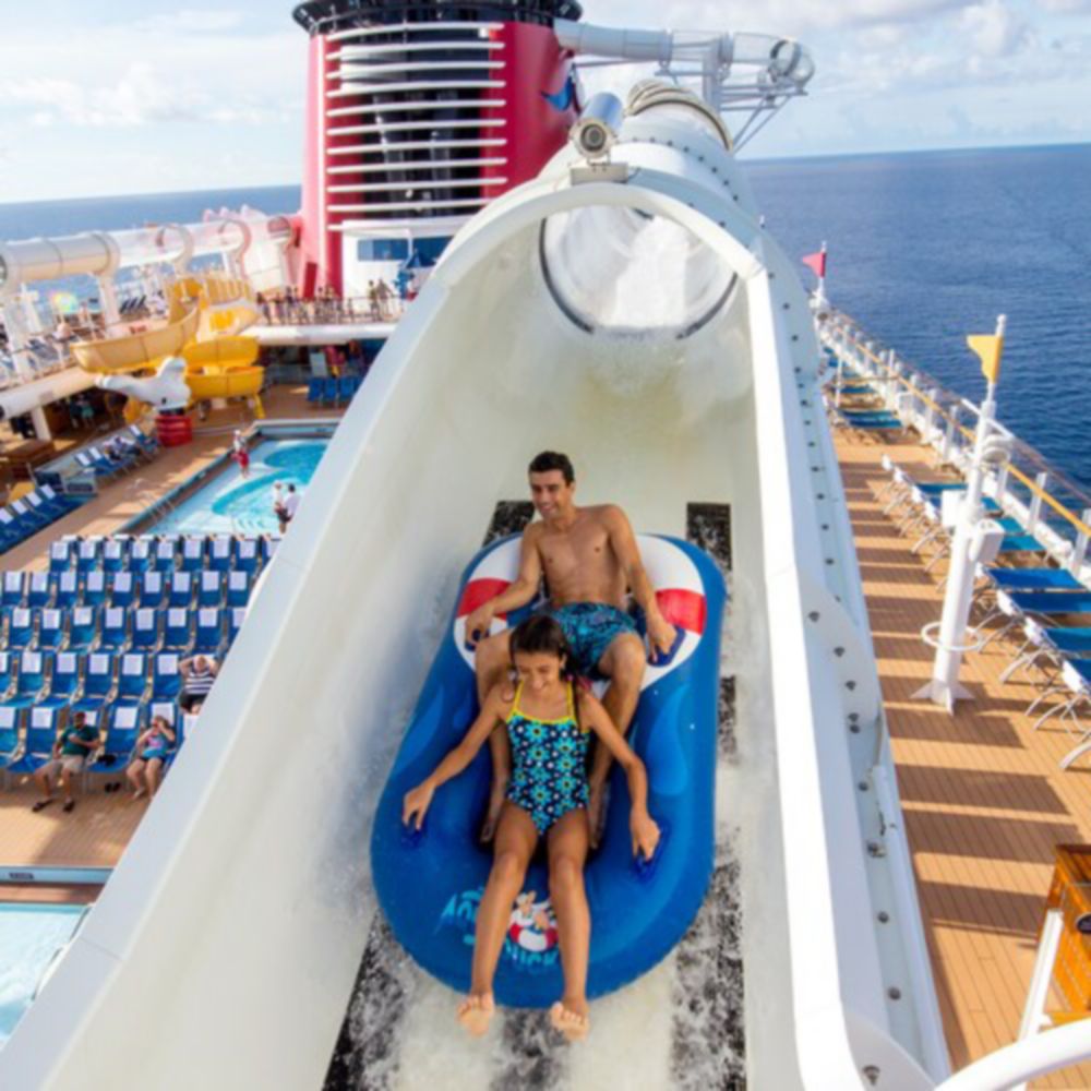 Dos Pasajeros en el Aqua Duck en un buque de Disney Cruise Line