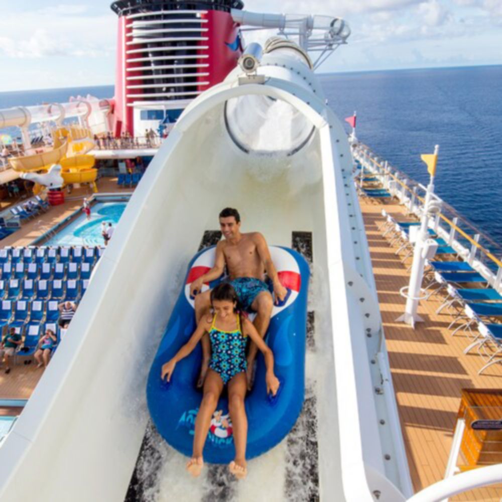 Twee gasten gaan van de AquaDuck af op een schip van Disney Cruise Line