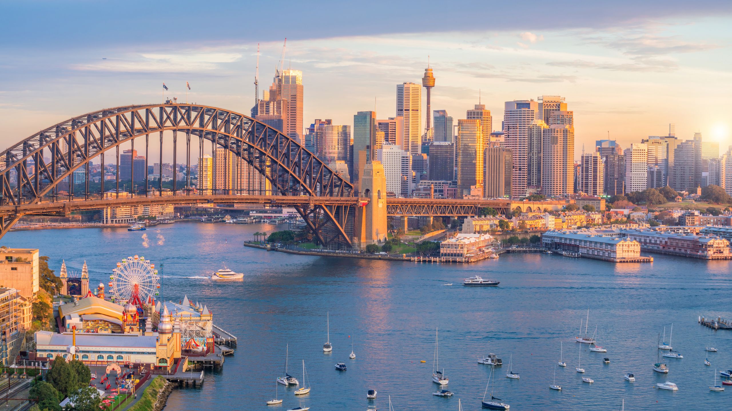 Uma paisagem urbana do porto de Sydney com a Sydney Harbour Bridge e veleiros