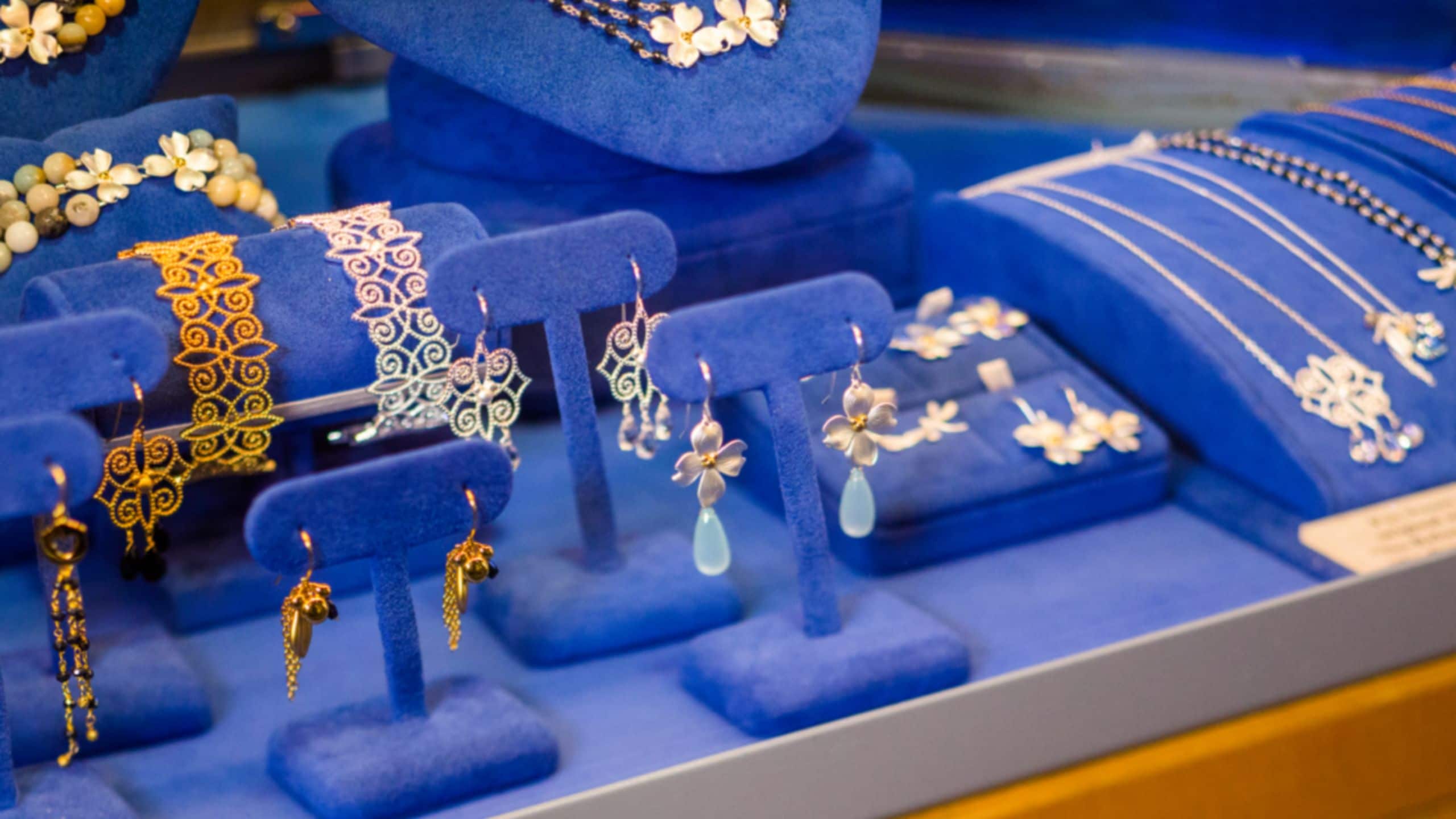 Una vitrina de joyería con aretes, collares y pulseras