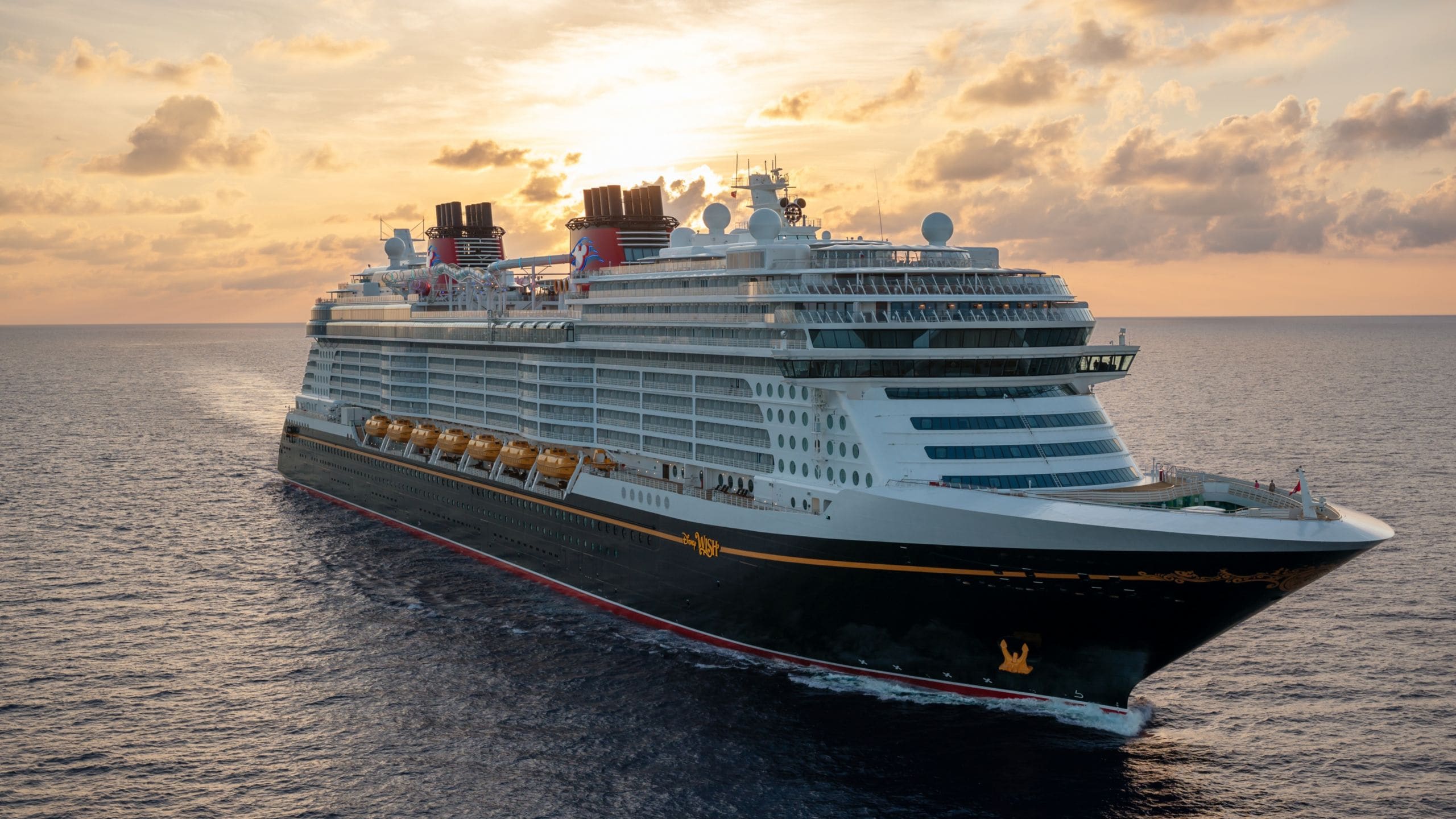 O navio de cruzeiro Disney Wish navegando no oceano