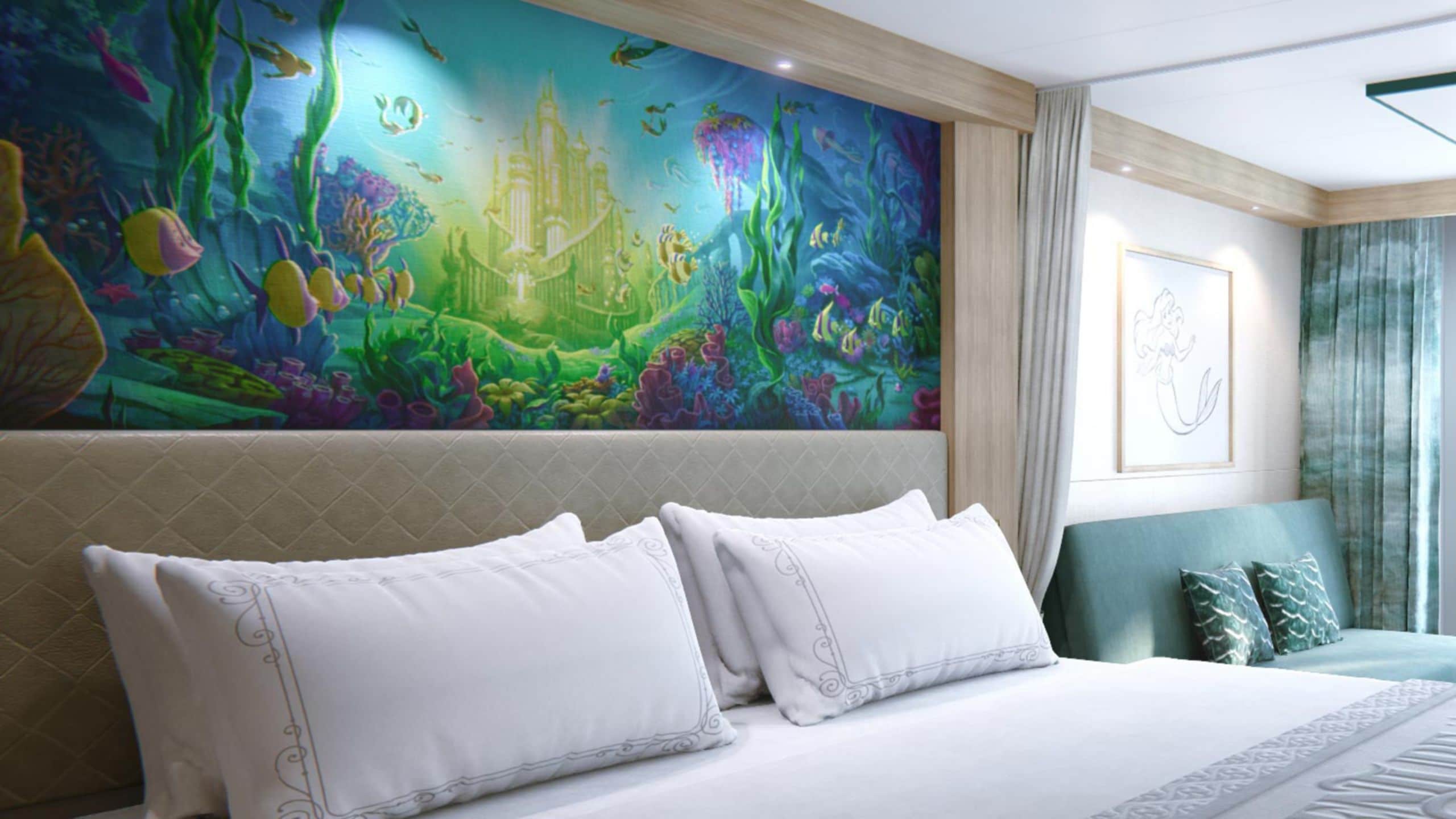 Representación artística de un camarote de Disney Cruise Line, con una cama, sofá y obras de arte inspiradas en La Sirenita.