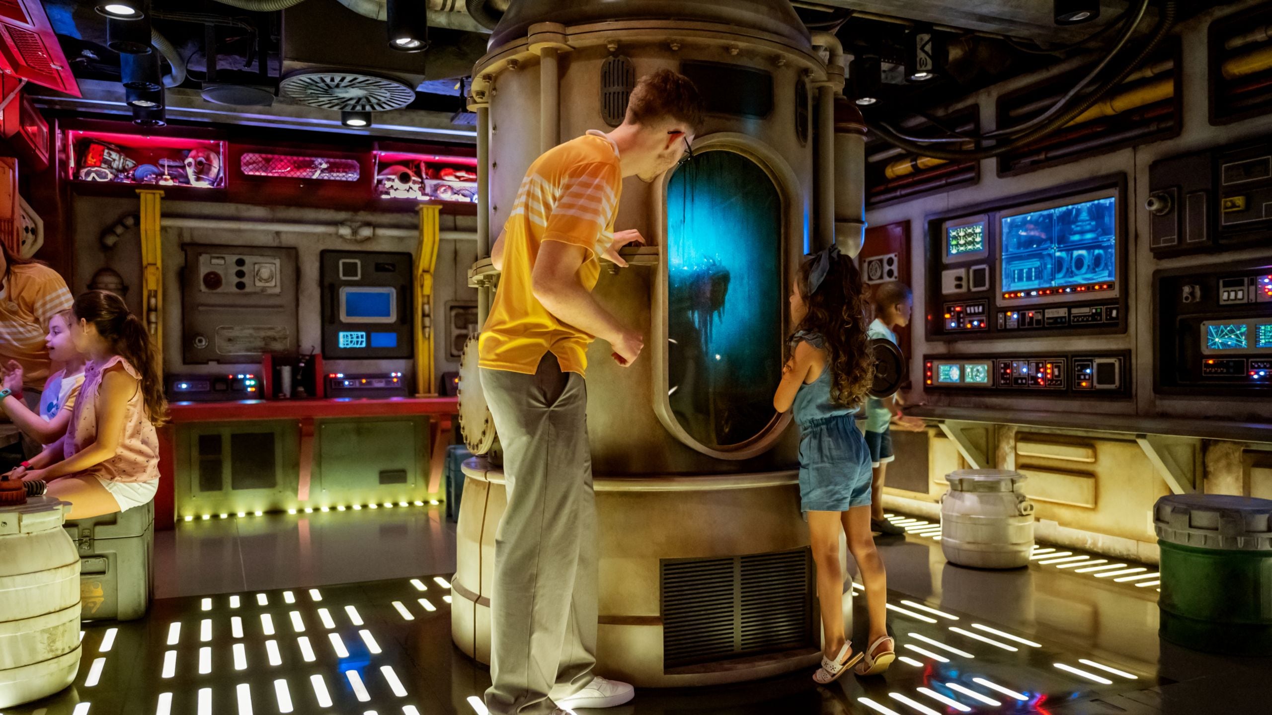 Dois hóspedes dentro da Star Wars Cargo Bay a bordo do navio de cruzeiro Disney Wish