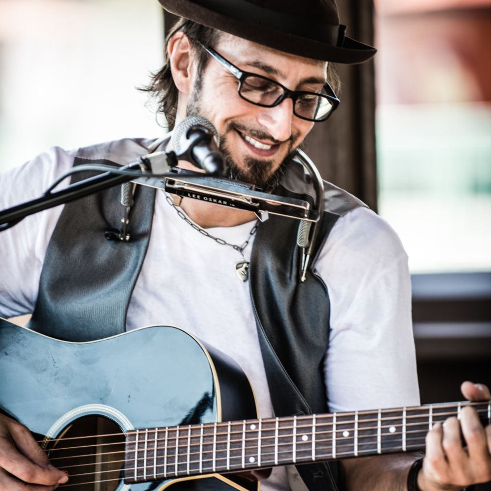 The musician Phil Bonnano playing guitar